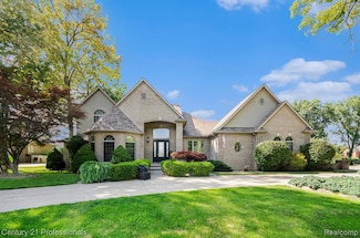 9020 Huron Bluffs Dr, White Lake, MI 48386