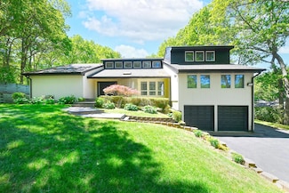 12 Deanna Ct, Dix Hills, NY 11746