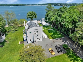27 Astor Ln, Port Washington, NY 11050
