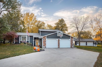 1835 Jamison Dr, Windom, MN 56101