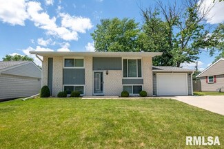 302 Lynnhaven Dr, Washington, IL 61571