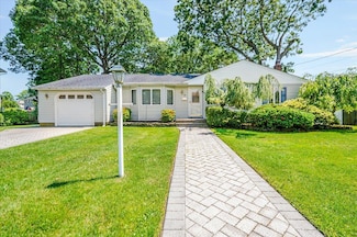 70 Cleveland St, Bay Shore, NY 11706