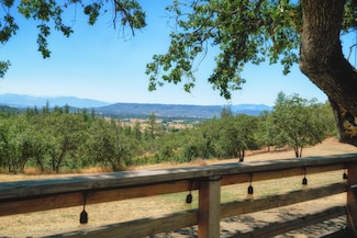 945 Leafwood Dr, Eagle Point, OR 97524