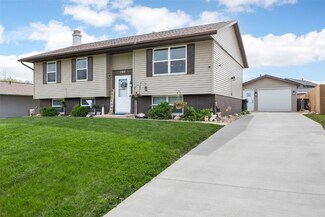 702 Olive Dr NW, Cedar Rapids, IA 52405