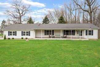909 S Harkless Dr, Syracuse, IN 46567