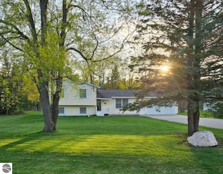 3730 Driftwood Dr, Cadillac, MI 49601