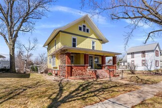 1298 12th St, Marion, IA 52302