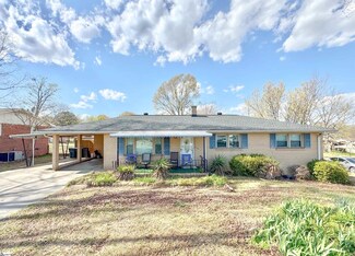 111 Shubuta Dr, Greenville, SC 29617