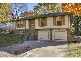 9005 Catherine Rd, Pleasant Valley, MO 64068