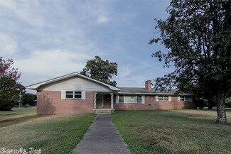 620 N 7th St, Nashville, AR 71852
