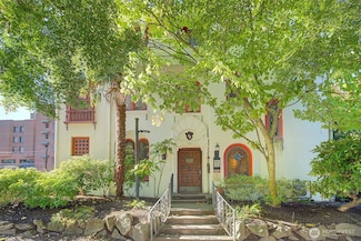 323 16th Ave E Unit 301, Seattle, WA 98112