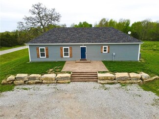 31760 Hedge Ln, Paola, KS 66071