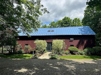 101 Drake Rd, Pleasant Valley, NY 12569