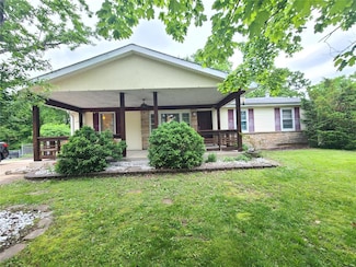 16 Mary Dr, Fenton, MO 63026