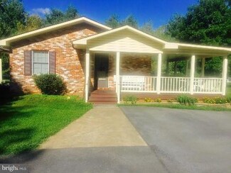 187 Middle Ln, Gore, VA 22637