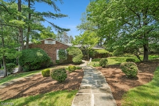 27 Cornell Dr, Livingston, NJ 07039