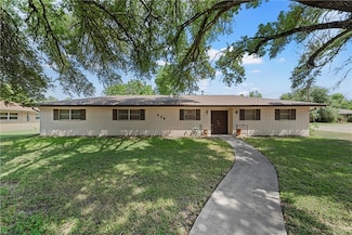 524 E Avenue D, Rosebud, TX 76570
