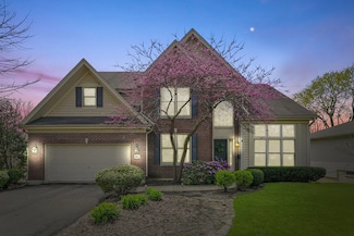 961 Oxford Rd, Glen Ellyn, IL 60137