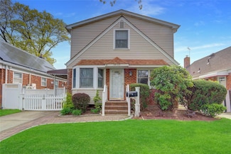 80-45 259th St, Glen Oaks, NY 11004