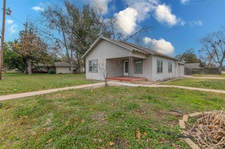 701 E 15th St, Cameron, TX 76520