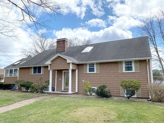 108 Locksley Rd, Lynnfield, MA 01940