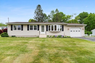 30 Harbour Rd, Bennington, VT 05201