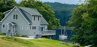 985 N North Main St, Winterport, ME 04496