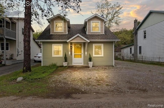 10281 Grove Dr, Whitmore Lake, MI 48189