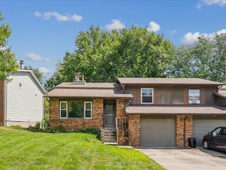 1912 N Ridge Dr, Coralville, IA 52241