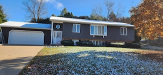 1555 W Golf Dr, Platteville, WI 53818