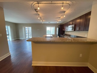 4700 Roanoke Pkwy Unit 703, Kansas City, MO 64112