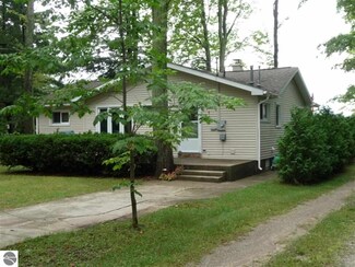 4138 Peninsular Shores Dr, Grawn, MI 49637