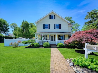 14 Woodland Dr, Kings Park, NY 11754