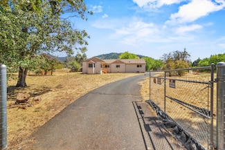 557 W Jones Creek Rd, Grants Pass, OR 97526