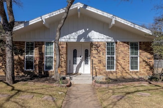 701 Kentwood Cir, Bedford, TX 76021