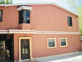 809 4th St, Floresville, TX 78114