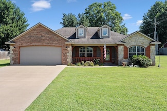 608 E 7th St, Grove, OK 74344