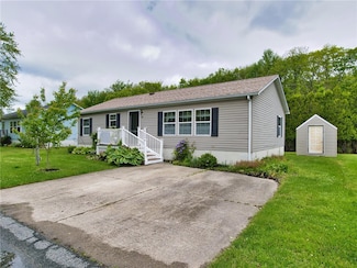 40 Songbird Ln, Tiverton, RI 02878