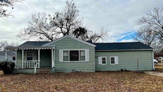 933 N 8th St, Blackwell, OK 74631