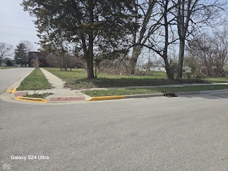 1227,1229,1231 S 13th Half St, Terre Haute, IN 47802