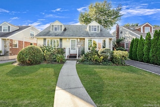 43 Shortridge Dr, Mineola, NY 11501