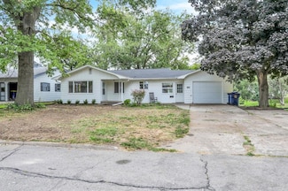 308 E 2nd St, Pella, IA 50219