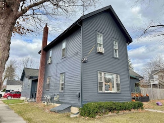 1138 W Oregon St, Lapeer, MI 48446