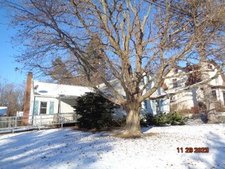 1728 S Oak Ave, Freeport, IL 61032