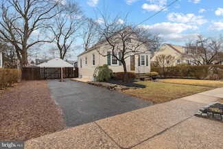 4 Lorraine Dr, Trenton, NJ 08619