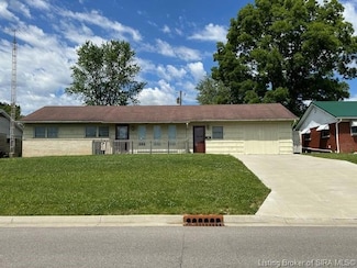 912 N Shelby St, Salem, IN 47167