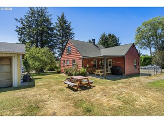 1945 Bishop Ave W, Tillamook, OR 97141