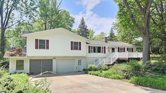 539 Cove Dr, Port Austin, MI 48467