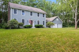 19 Lakeside Dr, Falmouth, ME 04105