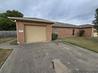 955 Lake Dr, Grand Prairie, TX 75051